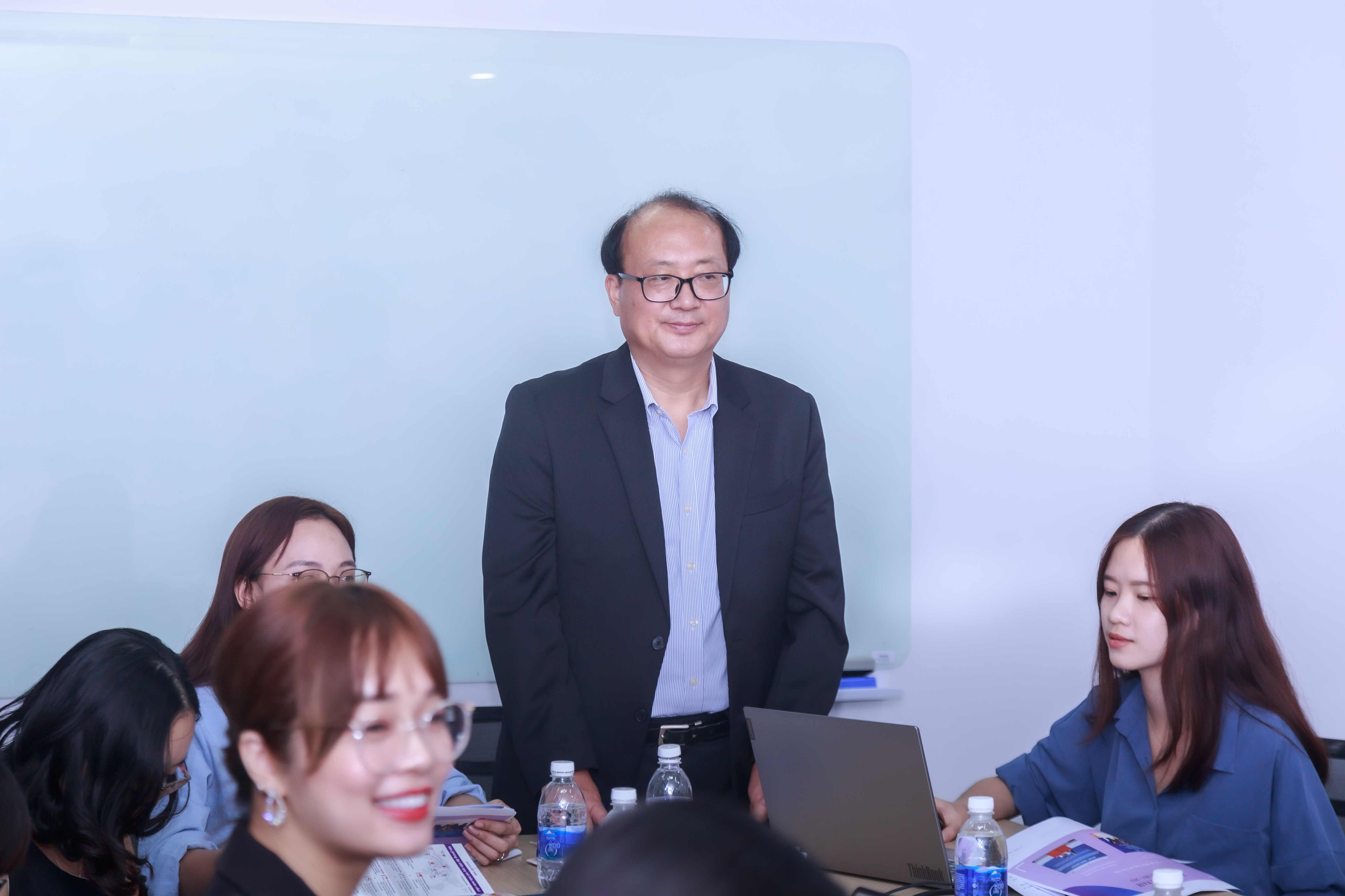 Ông Hong Jeong Yong, Giám đốc đại diện KOCCA Việt Nam thông tin về một số hoạt động trong năm 2022 và kế hoạch hướng tới kỷ niệm 30 năm thiết lập quan hệ ngoại giao Việt Nam - Hàn Quốc.